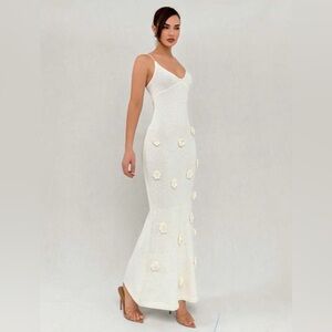 Elegant White Sweater Maxi Dress with Rosette applique